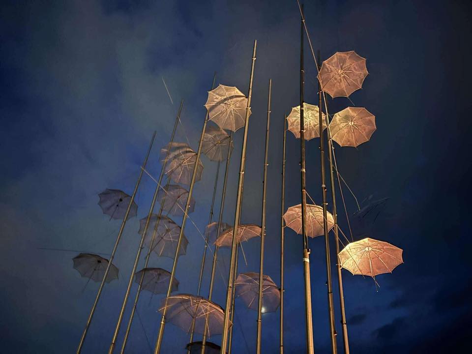 Πορτοκαλί οι ομπρέλες στην παραλία της Θεσσαλονίκης για τη Διεθνή ημέρα εξάλειψης της βίας κατά των γυναικών