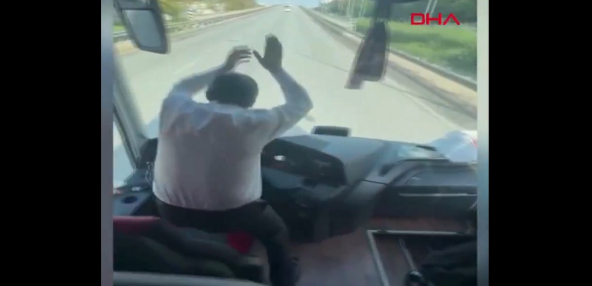 Τουρκία: Οδηγός λεωφορείου αφήνει το τιμόνι για να… χορέψει με οπαδούς ομάδας (VIDEO)