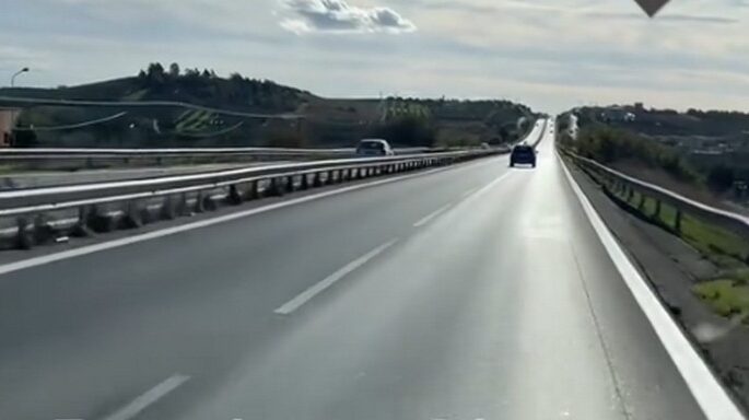 Οδηγός μπήκε ανάποδα στη Μουδανιών με… πατημένο γκάζι (VIDEO)