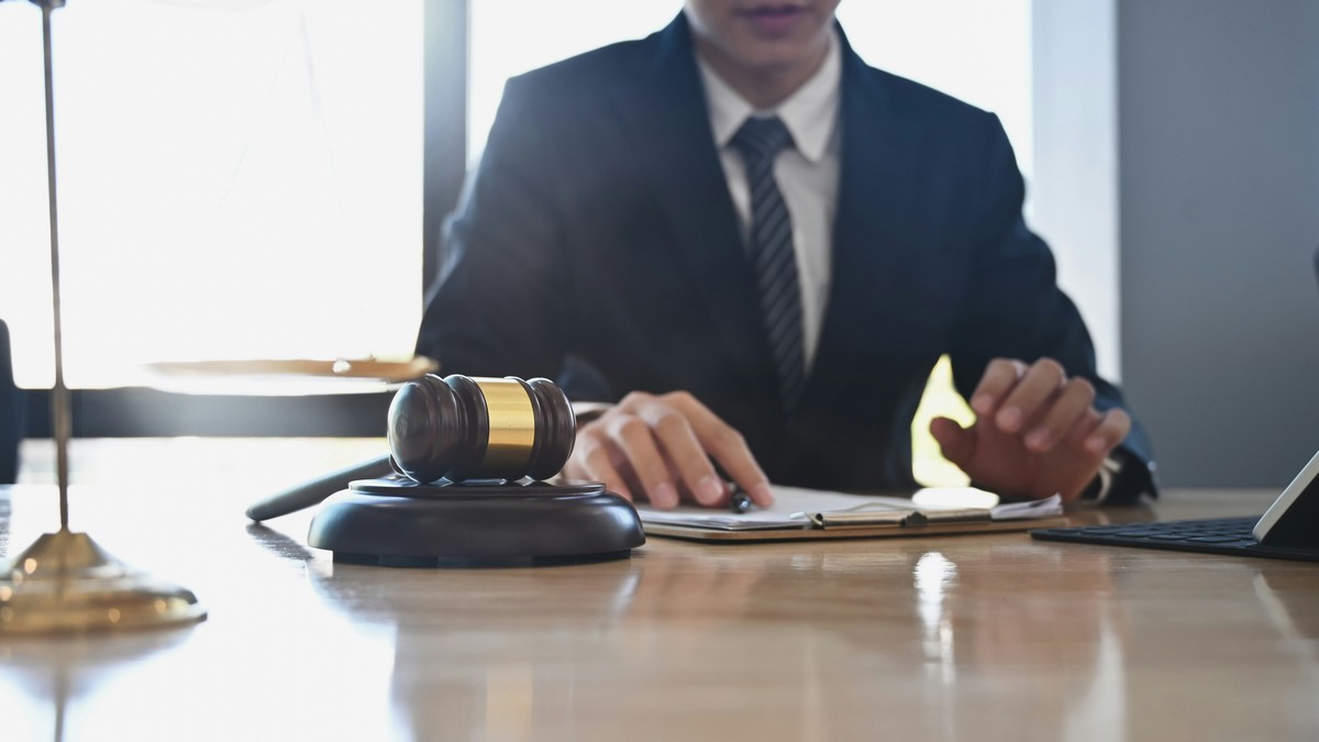 «Στο σφυρί» δεκάδες ακίνητα μεγαλοοφειλετών – Στο στόχαστρο από αποθήκες μέχρι και βίλες