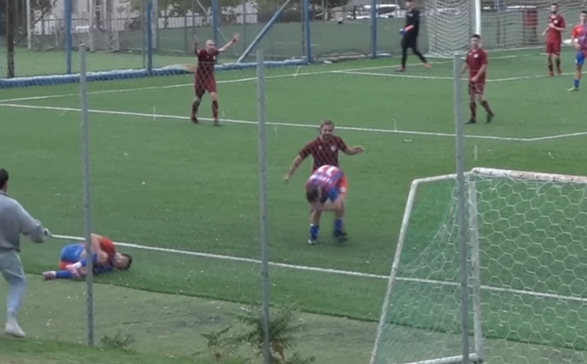 Απίστευτο ξύλο με μπουνιές και κλωτσιές σε τοπικό της Αττικής (VIDEO)