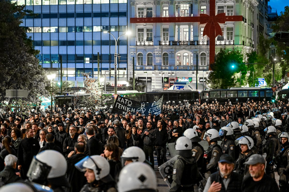 Αθήνα: Πάνω από 15.000 διαδηλωτές για το Πολυτεχνείο  – 11 συλλήψεις, 36 προσαγωγές (ΦΩΤΟ)