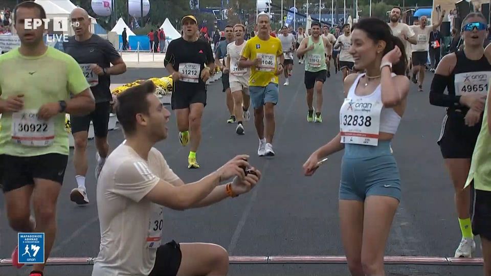 Αυθεντικός Μαραθώνιος της Αθήνας: Τερμάτισαν μαζί και της έκανε πρόταση γάμου (VIDEO)