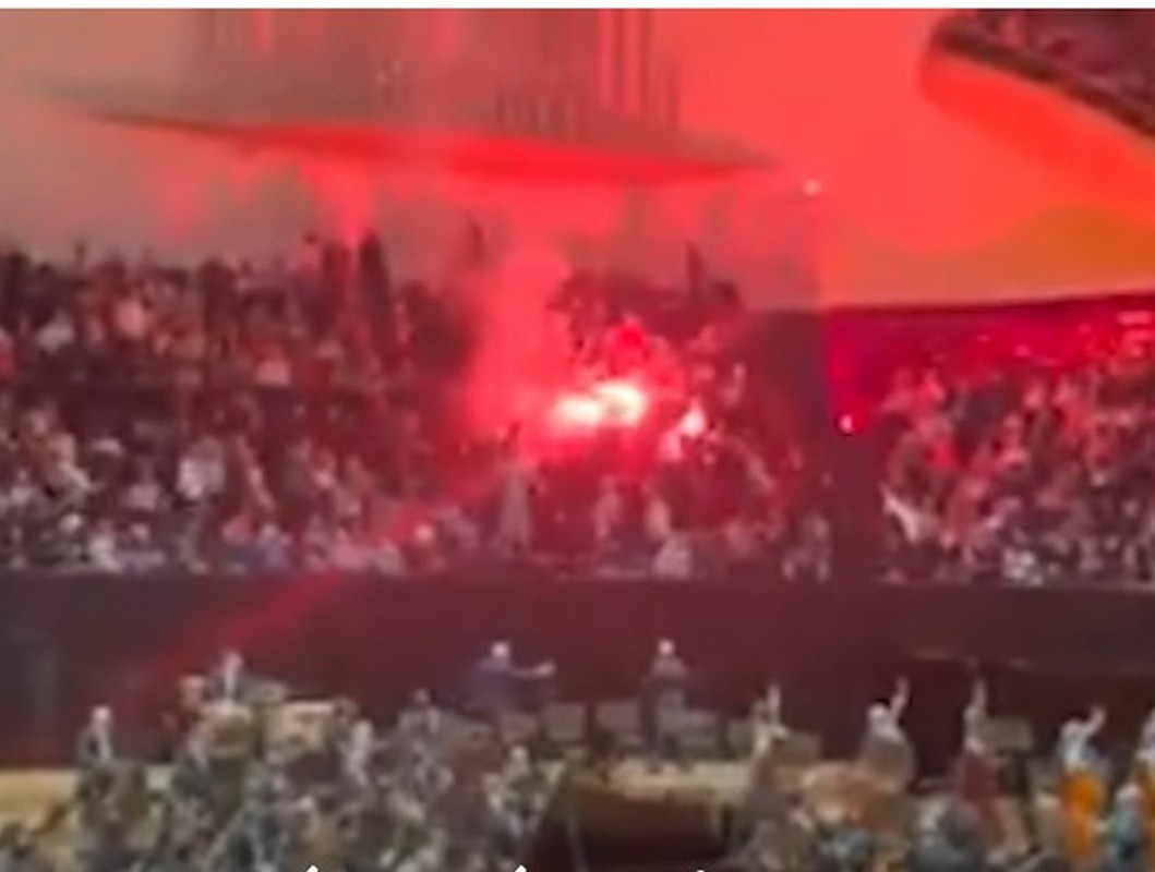 Άναψαν… καπνογόνα σε συναυλία Φιλαρμονικής ορχήστρας του Ισραήλ στο Παρίσι (VIDEO)