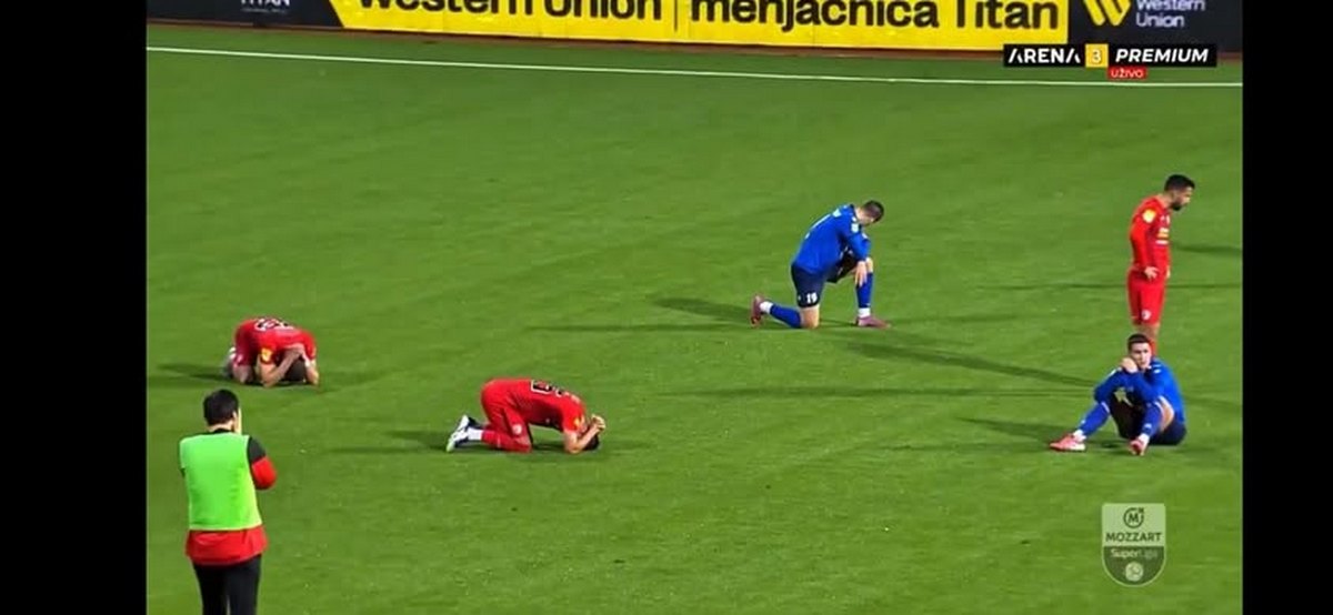 Η συγκλονιστική στιγμή που οι παίκτες μαθαίνουν για τον θάνατο του προπονητή τους (VIDEO)