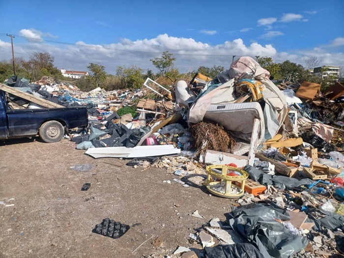 Θεσσαλονίκη: Αστυνομικοί έπιασαν στα «πράσα» 31χρονο που πετούσε μπάζα σε δημόσιο χώρο (ΦΩΤΟ)