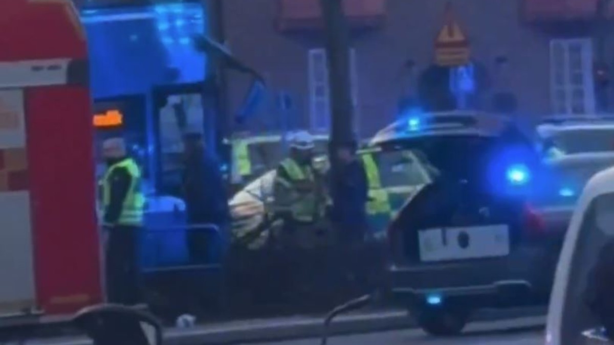 Σοκ στη Στοκχόλμη: Λεωφορείο «καρφώθηκε» σε στάση – Πληροφορίες για νεκρούς και τραυματίες (VIDEO)