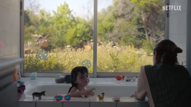 «Swim to me»: Η σιωπή των γυναικών που φροντίζουν τους άλλους