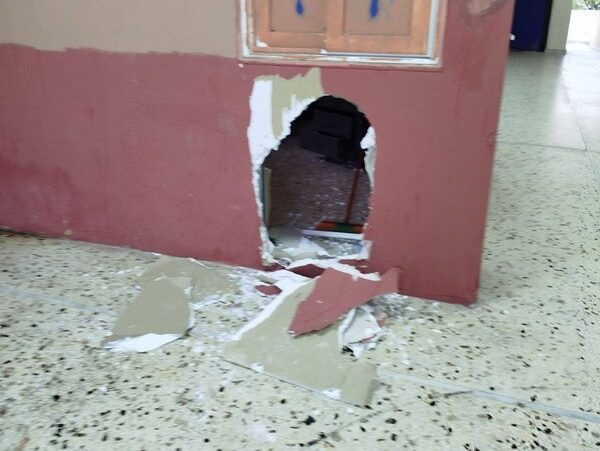 Νεαροί βανδάλισαν σχολεία στον δήμο Καλαμαριάς – Έσπασαν τοίχους και τζάμια (ΦΩΤΟ)