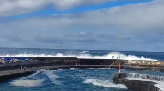 Ισπανία: Τρεις νεκροί και 15 τραυματίες από σφοδρή θαλασσοταραχή – Η στιγμή που κύμα παρασύρει περαστικούς (VIDEO)
