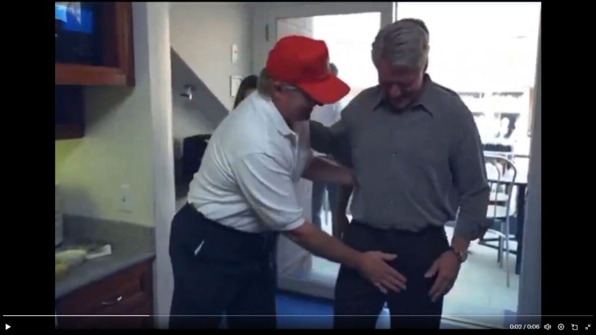 Το Χ «οργιάζει» με τις φήμες για τις σεξουαλικές σχέσεις του Τραμπ και του Μπιλ Κλίντον