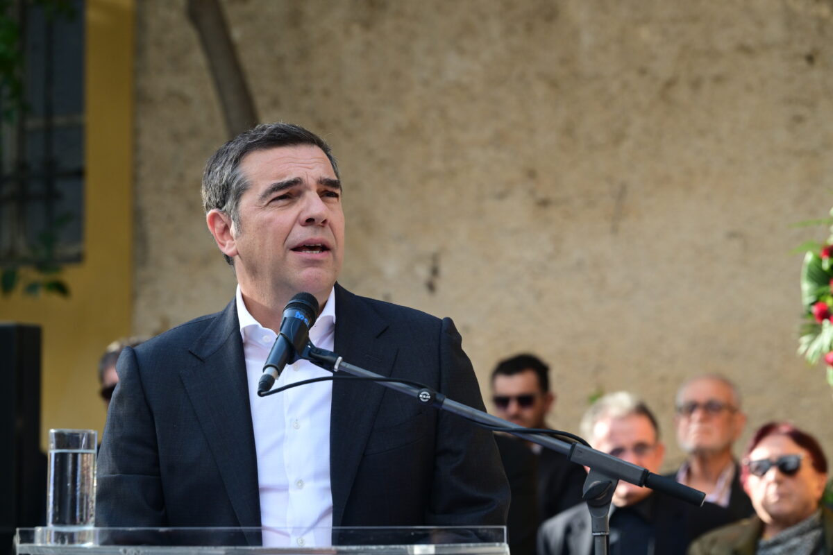 Τσίπρας σε κηδεία Φλαμπουράρη: «Όλα τα μεγάλα και τα σημαντικά που μας έδωσε θα μας συντροφεύουν πάντα»