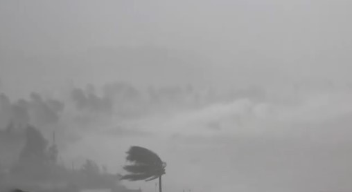 Φιλιππίνες: Ο υπερτυφώνας Φουνγκ-γουόνγκ πλησιάζει – Σχεδόν ένα εκατομμύριο άνθρωποι άφησαν τα σπίτια τους (VIDEO)