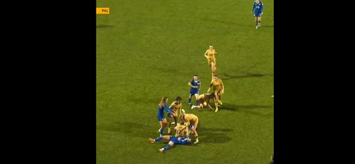 Απίστευτη σκηνή σε αγώνα γυναικών – Παίκτρια άρπαξε αντίπαλο και την έριξε στο έδαφος (VIDEO)