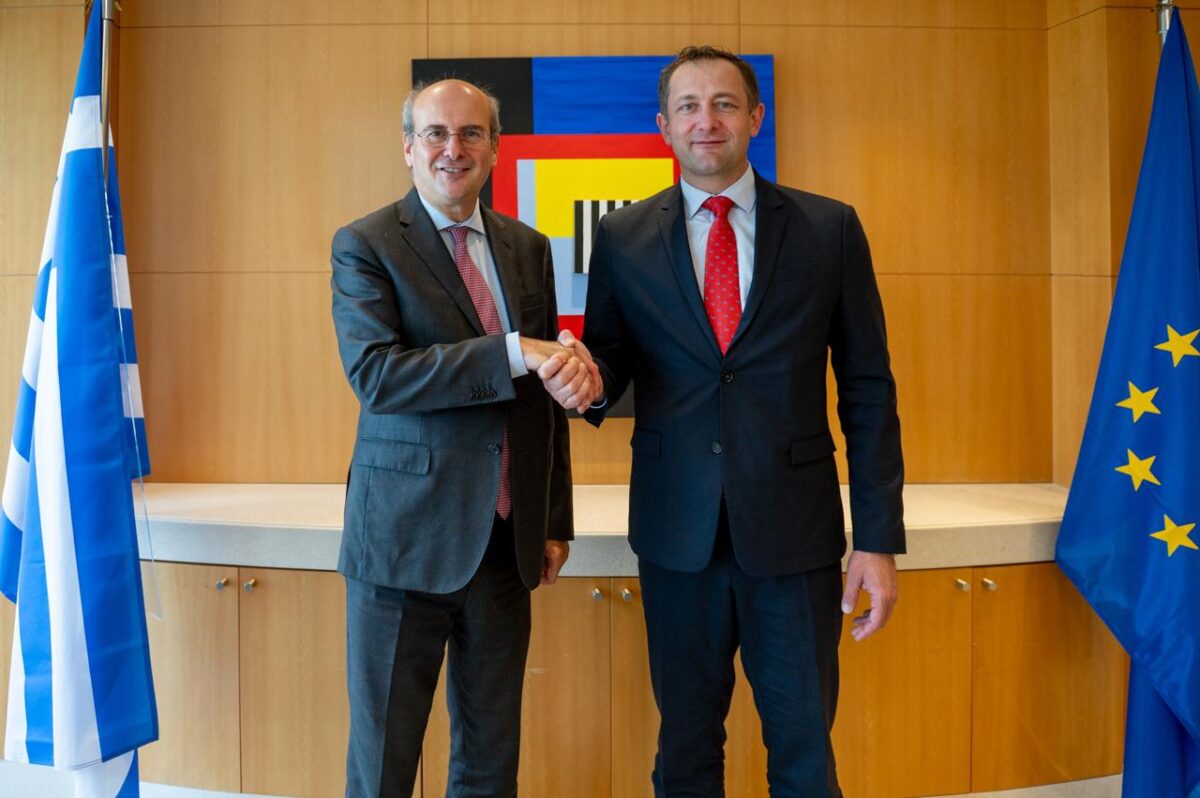 Συνάντηση Χατζηδάκη με τον Ευρωπαίο Επίτροπο Γεωργίας – «Κοινός μας στόχος ένα σύγχρονο και αξιόπιστο σύστημα αγροτικών ενισχύσεων»