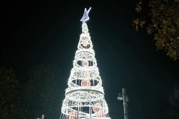 Σήμερα ανάβει το πρώτο Χριστουγεννιάτικο δέντρο σε δήμο της Θεσσαλονίκης