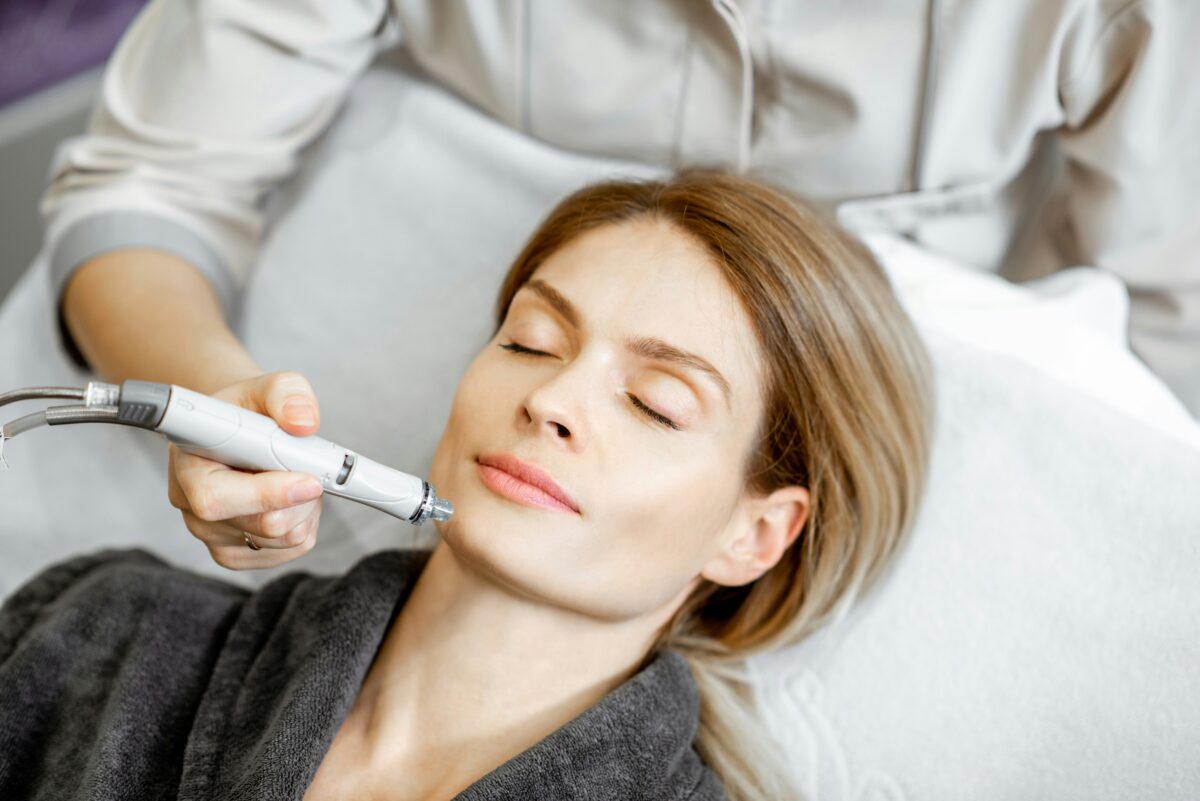 Holiday Glow Up, άμεση λάμψη, χωρίς υπερβολές: 4 θεραπείες προσώπου που ξεχωρίζουν πριν τις γιορτές