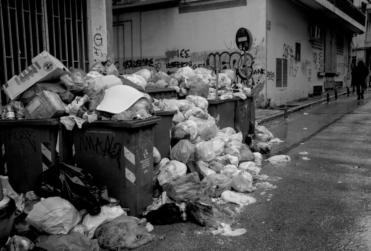 Οι καφέ κάδοι και το… μαύρο μας το χάλι