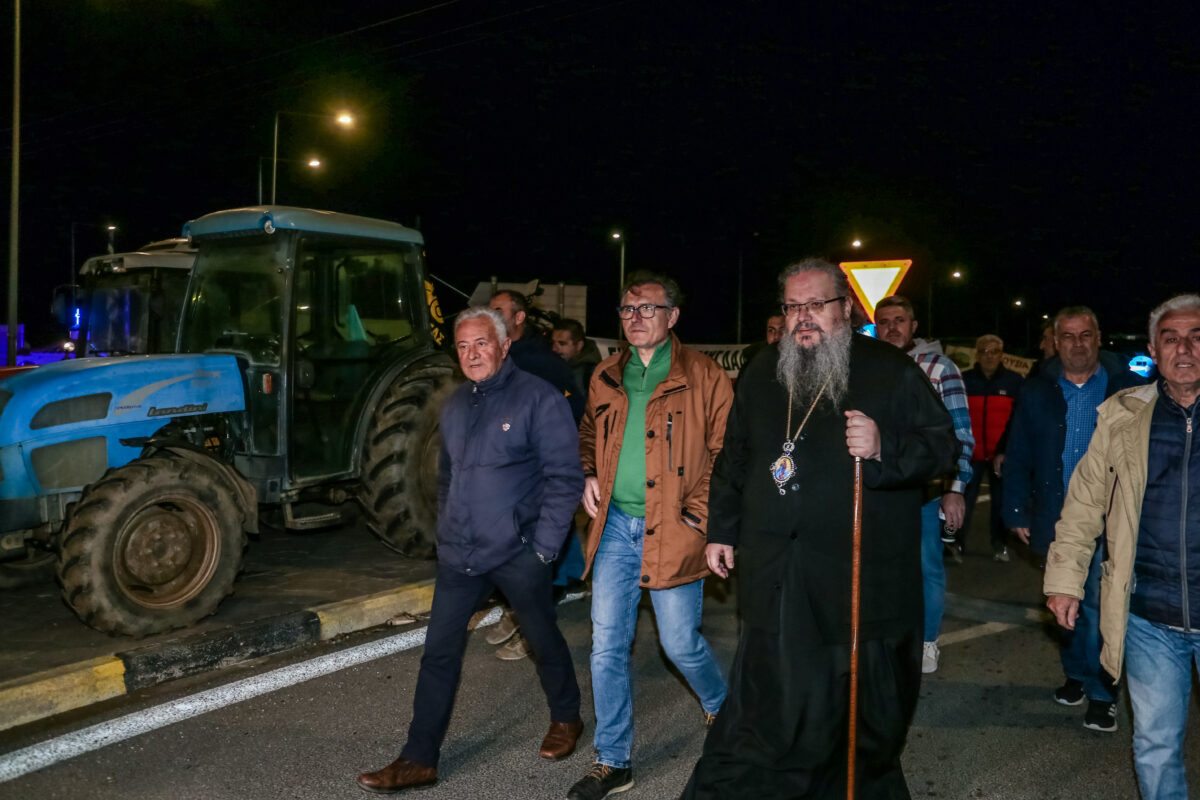 Οι Μητροπολίτες που έδωσαν την… ευλογία τους σε αγρότες και κινητοποιήσεις