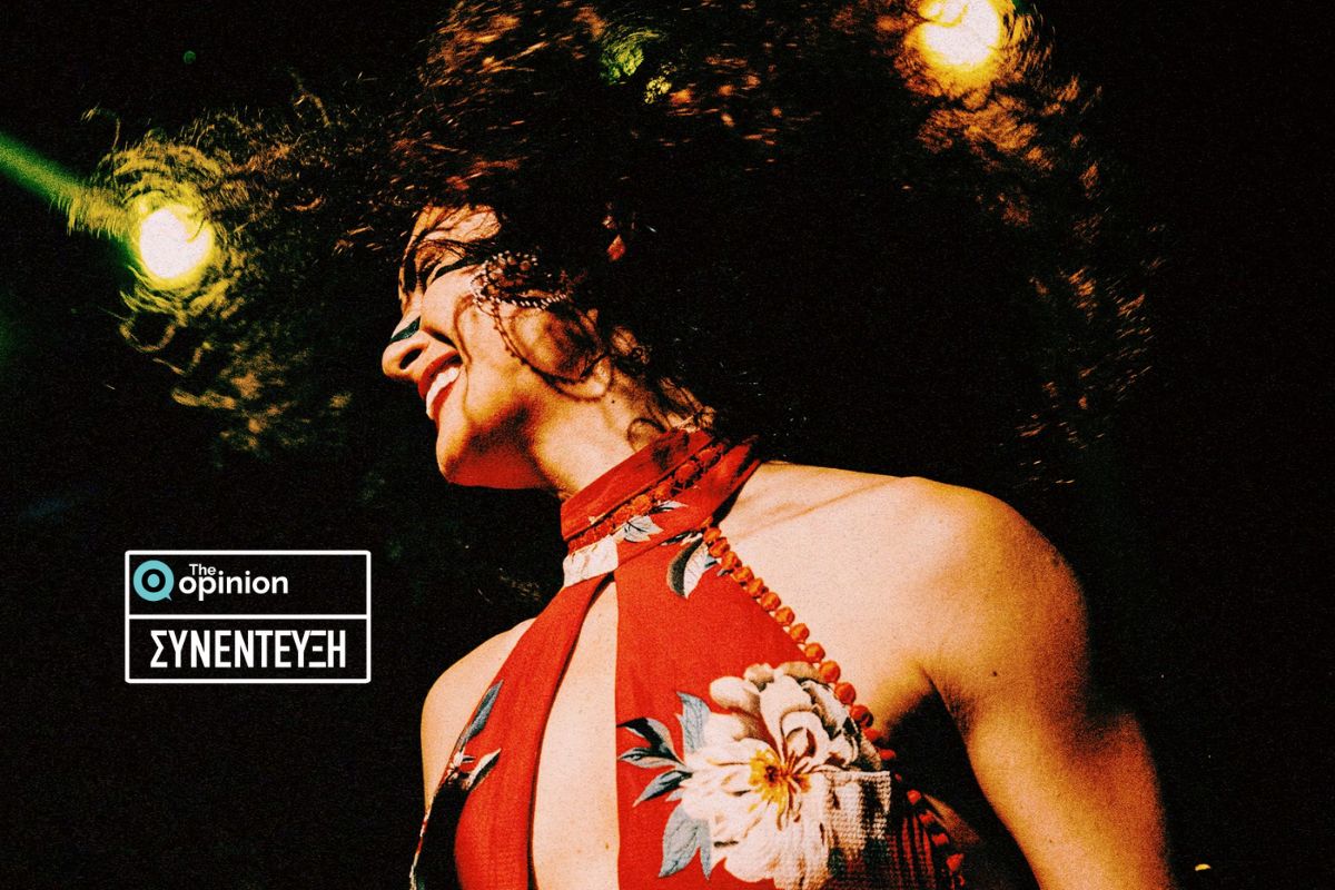 Αλεξάνδρα Καραμπουρνιώτη στο TheOpinion: «Η χαρά που νιώθεις όταν καταφέρνεις να δημιουργείς κάτι συλλογικό αλλά και η έκσταση στο live, είναι ασύγκριτα συναισθήματα»