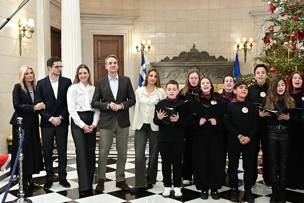 Έψαλαν τα χριστουγεννιάτικα κάλαντα στον πρωθυπουργό- Την παράσταση έκλεψε ο Πίνατ (ΦΩΤΟ)