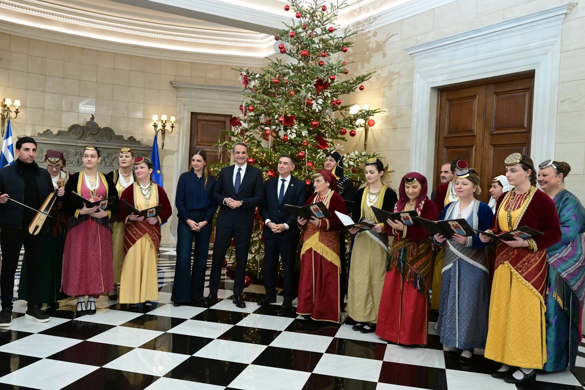 Τα κάλαντα της Πρωτοχρονιάς στον Κυριάκο Μητσοτάκη (ΦΩΤΟ)