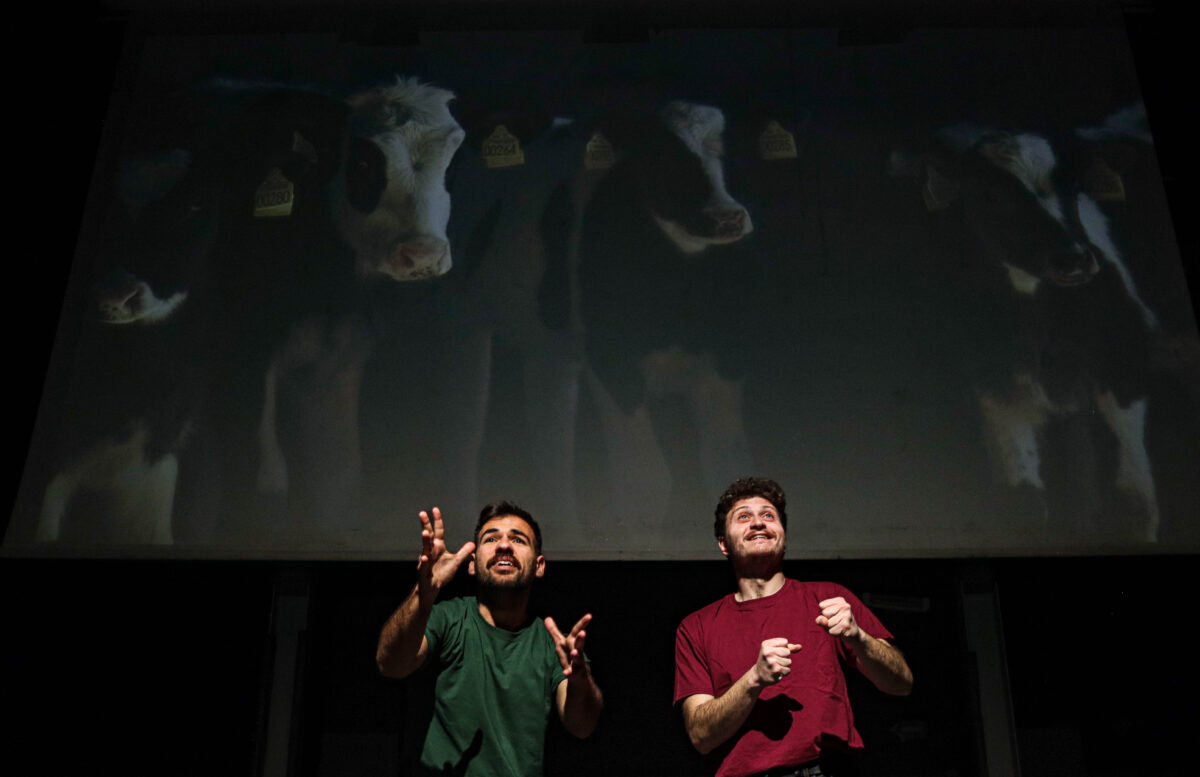 Η βραβευμένη κωμωδία της Marie Jones «Πέτρες στις τσέπες του» πήρε παράταση για τρεις ακόμη παραστάσεις