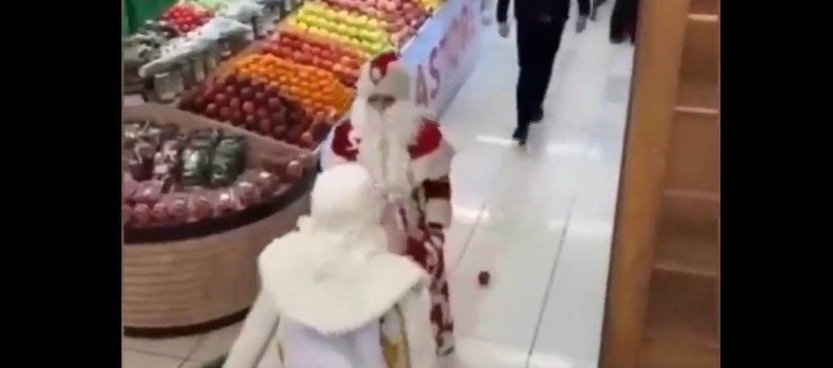 Συμπλοκή Άγιων Βασίληδων σε… σούπερ μάρκετ (VIDEO)