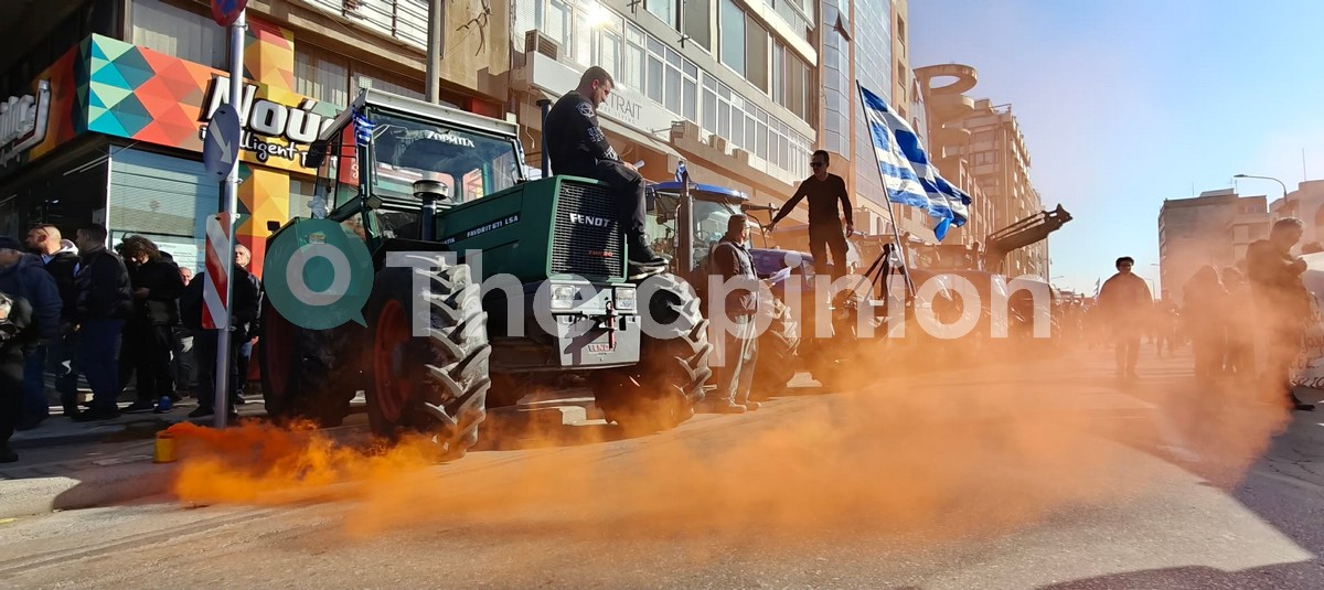Δυναμική «απόβαση» αγροτών στο λιμάνι της Θεσσαλονίκης – Με φέρετρα στα τρακτέρ τους (ΦΩΤΟ – VIDEO)