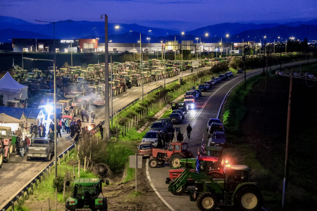 Σκληραίνουν τη στάση τους οι αγρότες