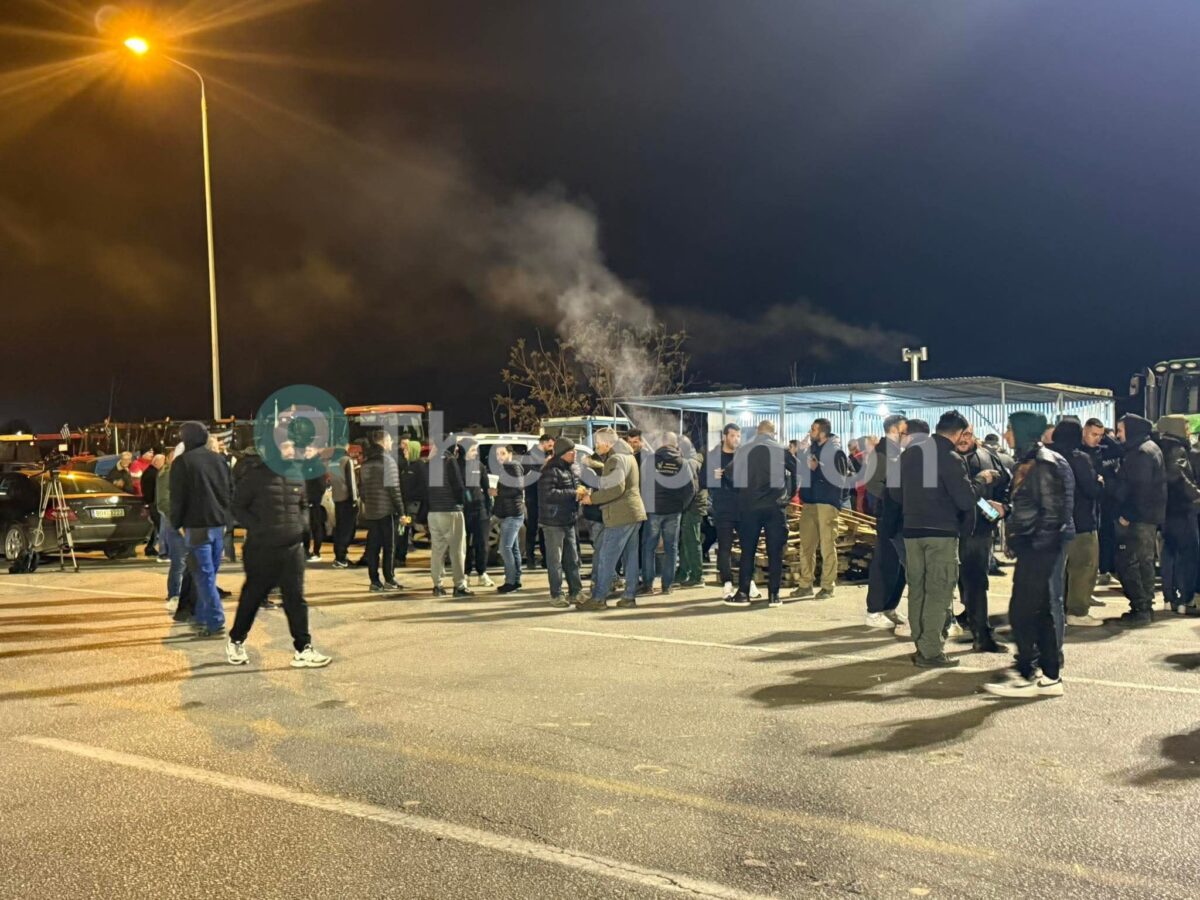 «Θα μείνουμε μέρες» – Με φωτιές από παλέτες συνεχίζονται οι κινητοποιήσεις αγροτών στα Μάλγαρα (ΦΩΤΟ+VIDEO)