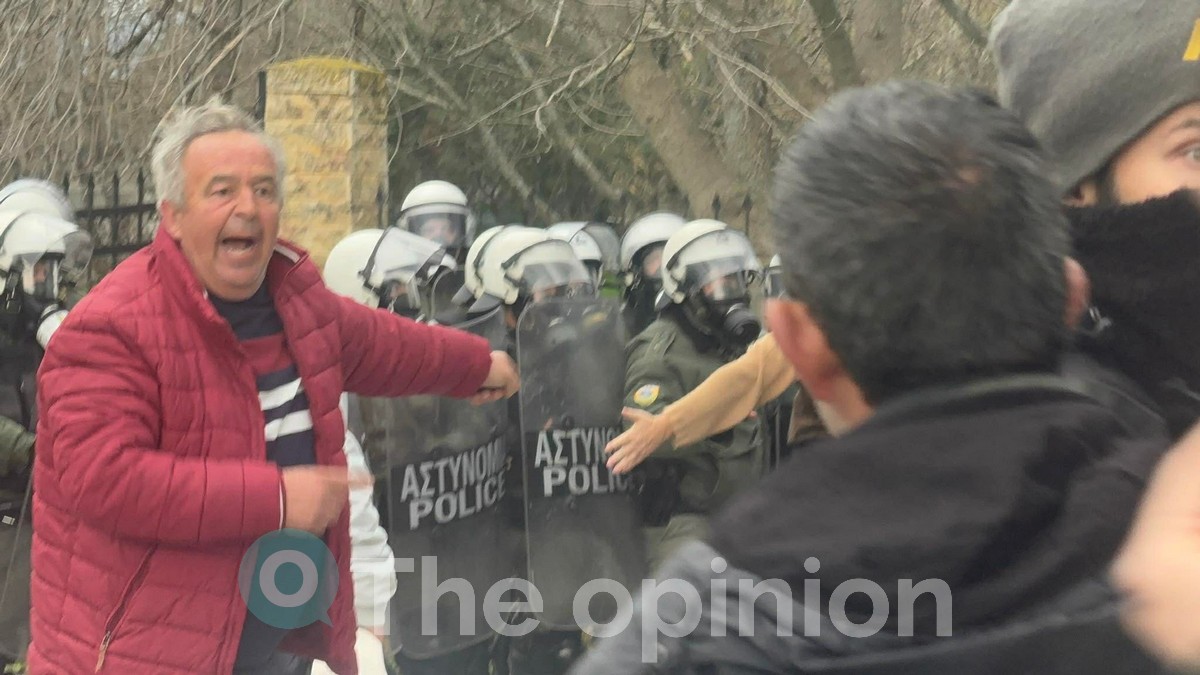 Ένταση μεταξύ αγροτών και αστυνομίας στα Πράσινα Φανάρια (VIDEO)