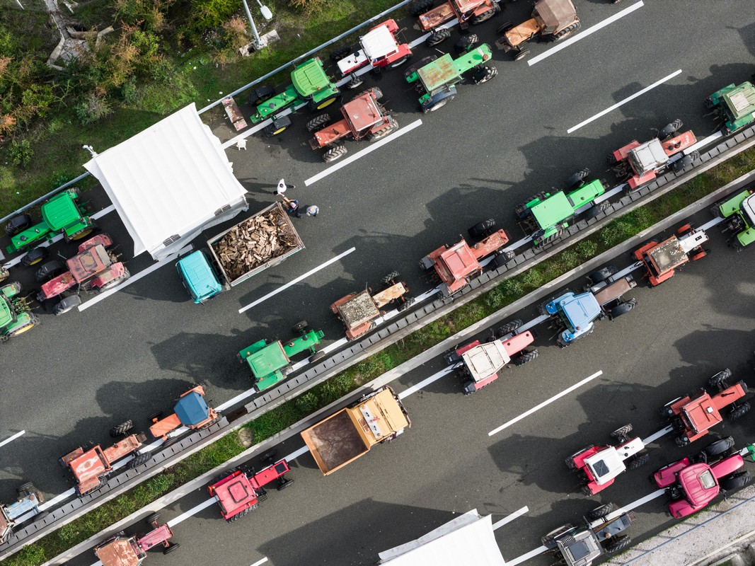 Πασίγνωστη τραγουδίστρια εγκλωβίστηκε στα  αγροτικά μπλόκα στον Βόλο (VIDEO)