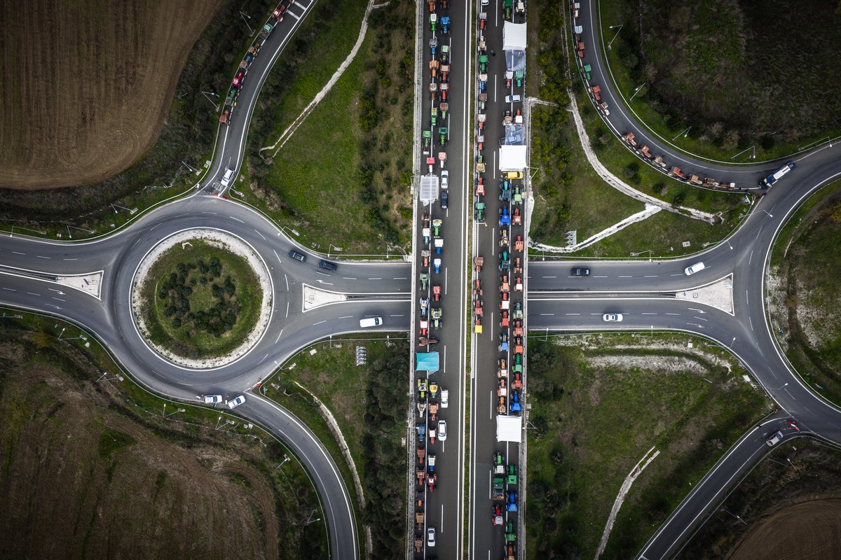 Τα μπλόκα που αντέχουν, οι ενεργειακές συμφωνίες, οι χειροπέδες σε ευρωπαίους αξιωματούχους και η επιδρομή των… λύκων στη Θεσσαλονίκη στα σημερινά πρωτοσέλιδα