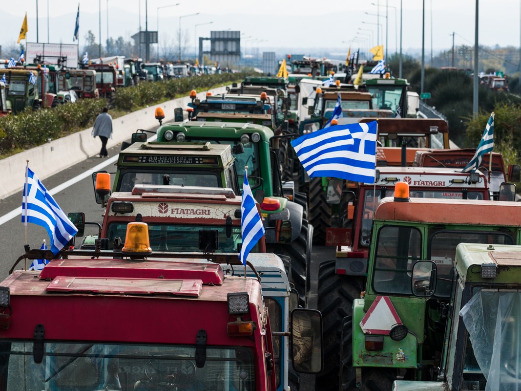 Στα δύο η χώρα από τα μπλόκα των αγροτών – Σύσκεψη στην Επανομή για αποκλεισμό του Αεροδρομίου