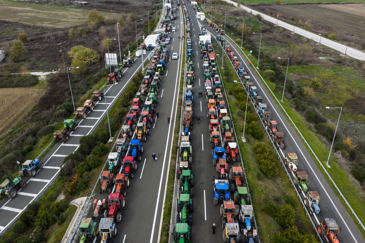 Αγροτικό δράμα σε δύο πράξεις: Από τους κλειστούς δρόμους στην υποκρισία