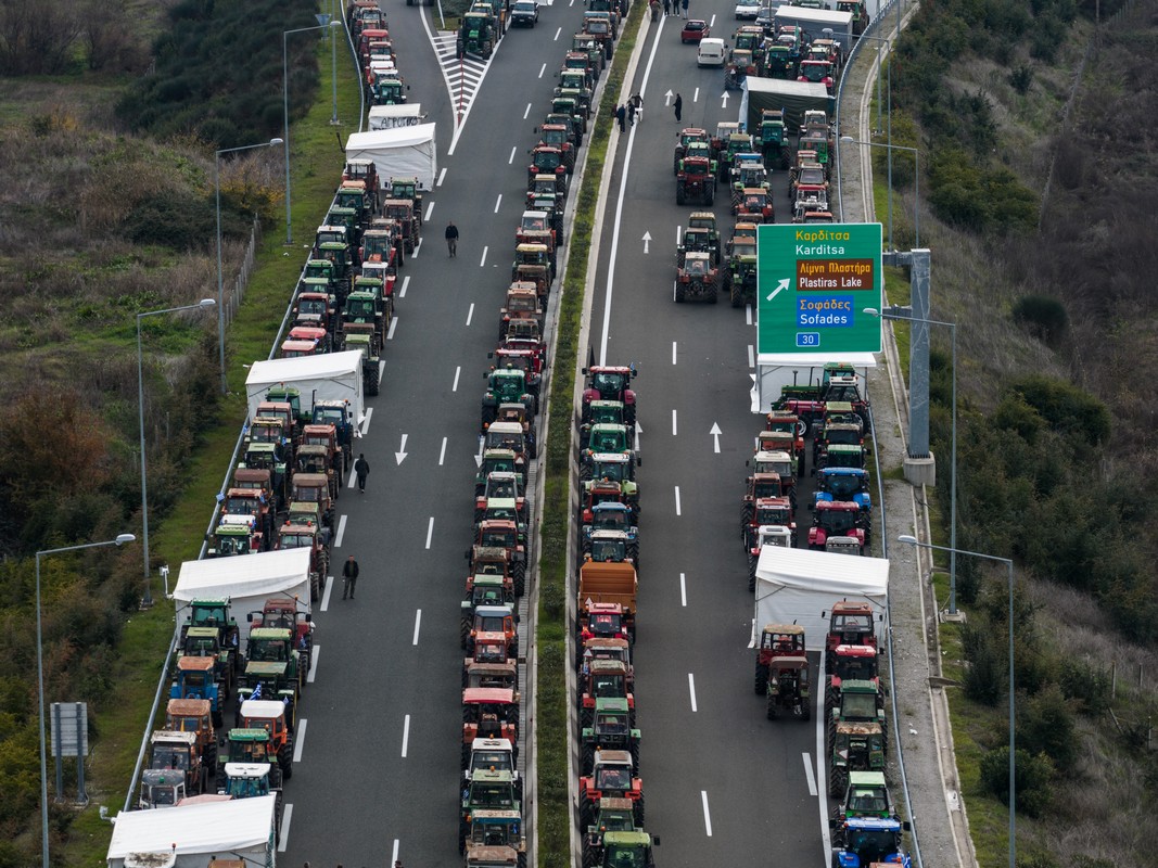 Τα μπλόκα των δρόμων, το μπλόκο των «γαλάζιων» βουλευτών και το τρένο που έρχεται το καλοκαίρι στα σημερινά πρωτοσέλιδα