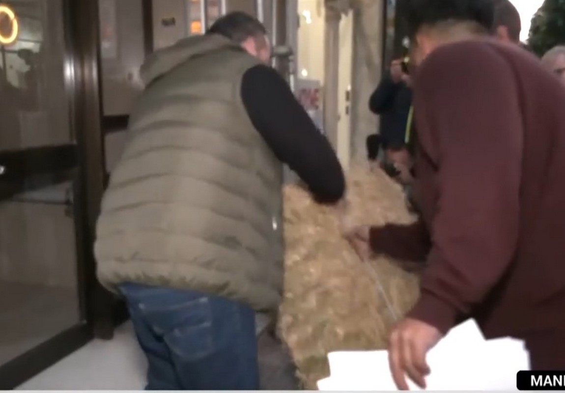 Αγρότες έριξαν άχυρα έξω από γραφεία βουλευτών της ΝΔ (VIDEO)