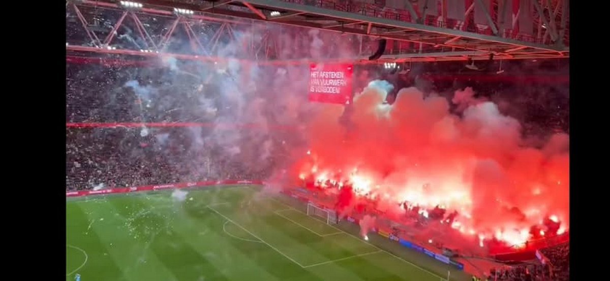 Έγινε… στάχτη το ματς του Άγιαξ: Καπνογόνα, διακοπή και νέα επεισόδια (VIDEO)