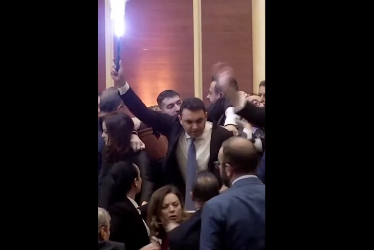 Αλβανία: Βουλευτές πιάστηκαν στα χέρια, άναψαν καπνογόνα και πέταξαν νερά (VIDEO)