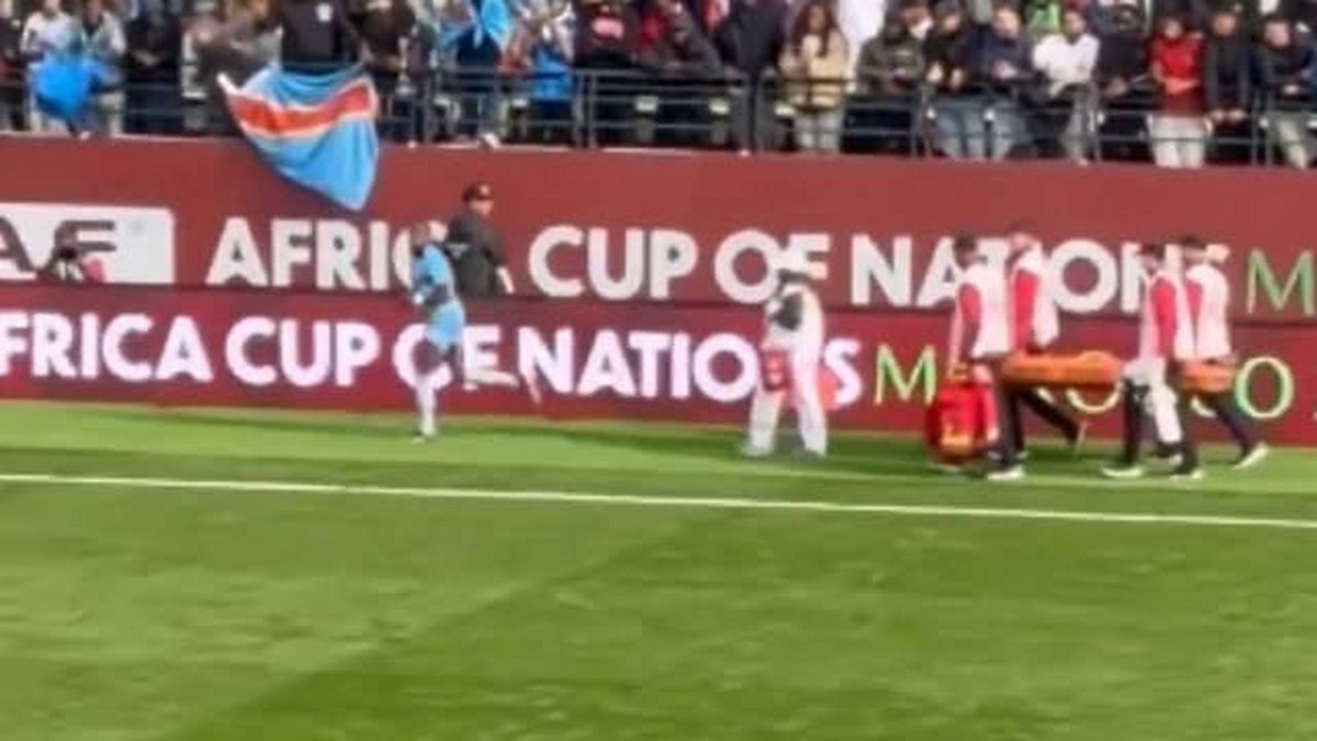 Viral στιγμή στο Κόπα Άφρικα: Παίκτης ελληνικής ομάδας ζητάει φορείο… και μετά τρέχει κανονικά (VIDEO)