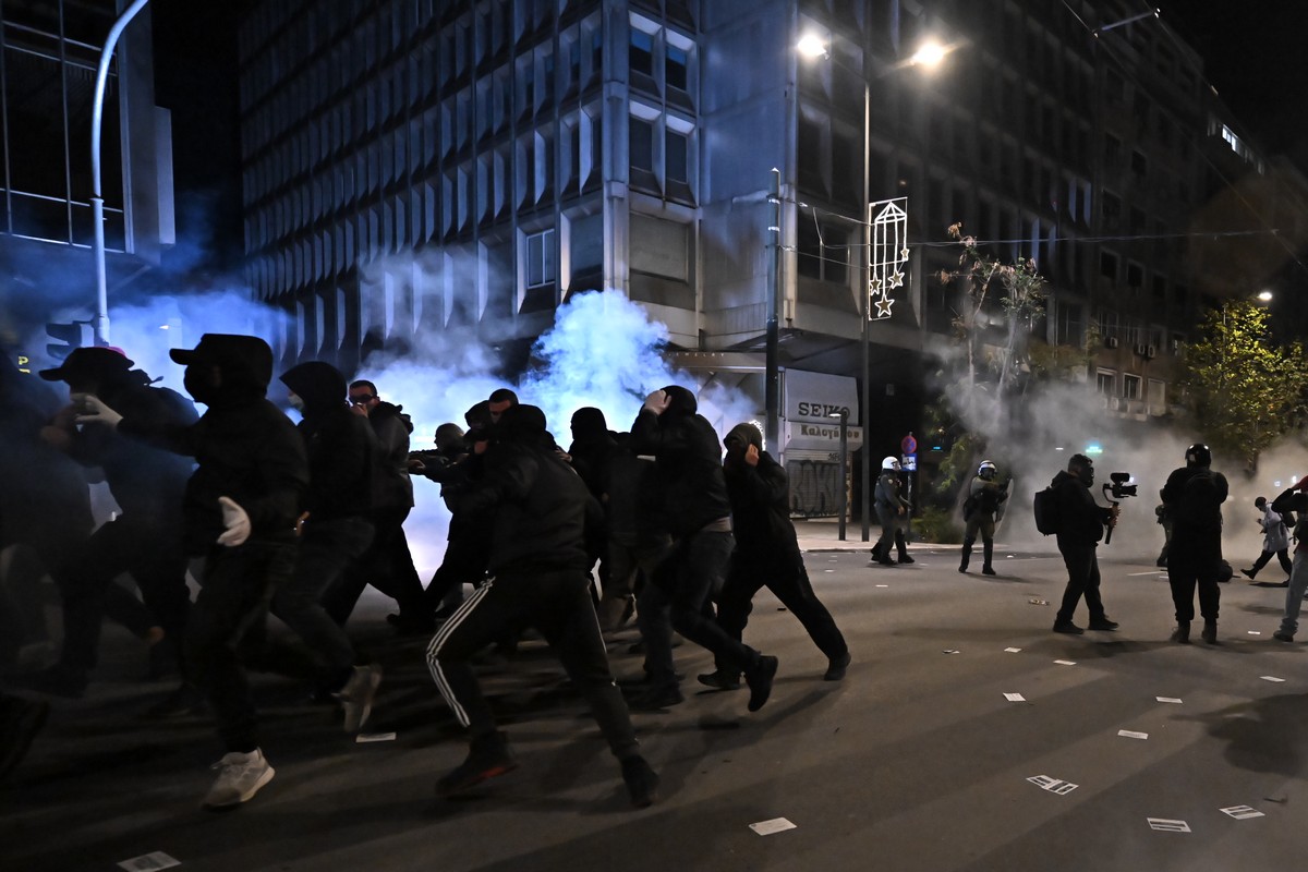 Επεισόδια και συλλήψεις στην Αθήνα στην πορεία για τη δολοφονία Γρηγορόπουλου (ΦΩΤΟ-VIDEO)