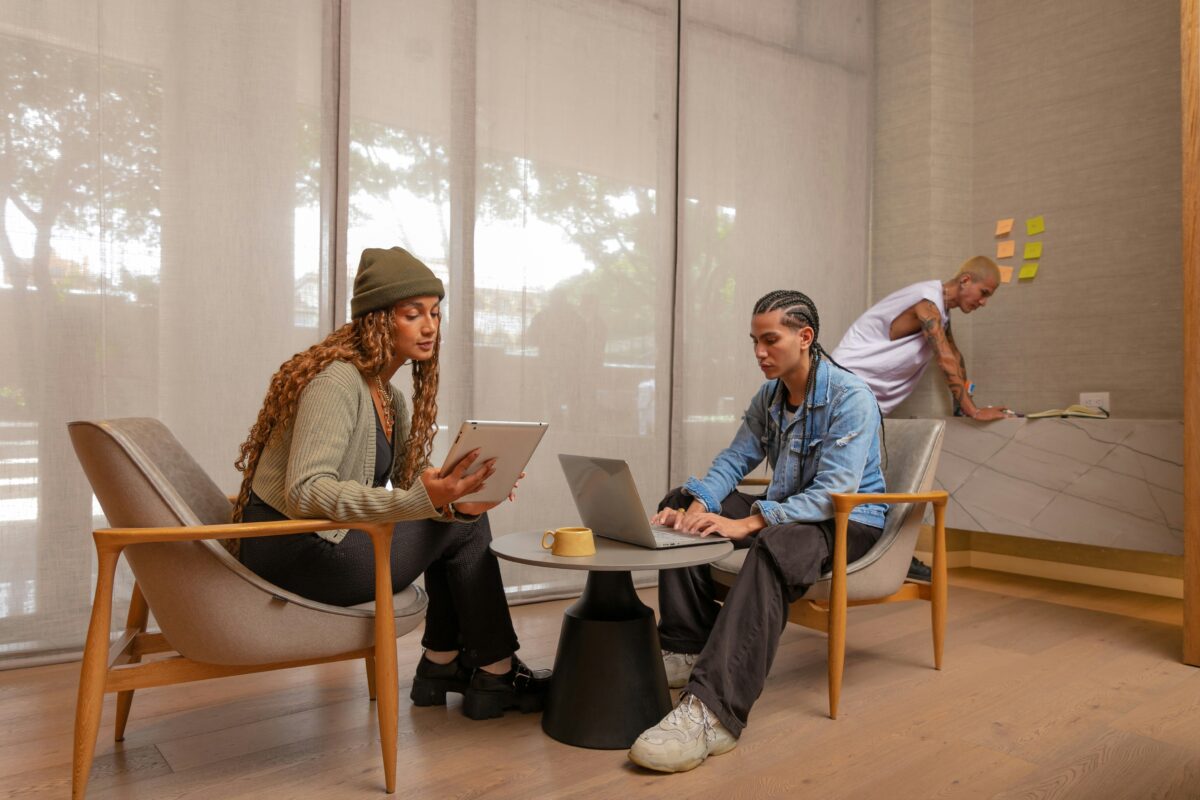 Σύμφωνα με τη Γενιά Ζ, το μέλλον της εργασίας είναι στοχευμένο, ψηφιακό και ευέλικτο