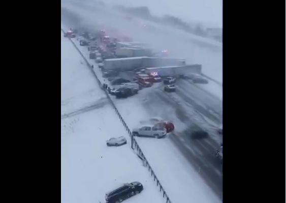 Απίστευτη καραμπόλα οχημάτων –  Πάνω από 50 αυτοκίνητα «κόλλησαν» στο χιόνι (VIDEO)