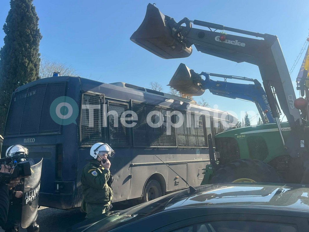 Μπλόκο της ΕΛ.ΑΣ στους αγρότες στα Πράσινα Φανάρια (ΦΩΤΟ – VIDEO)