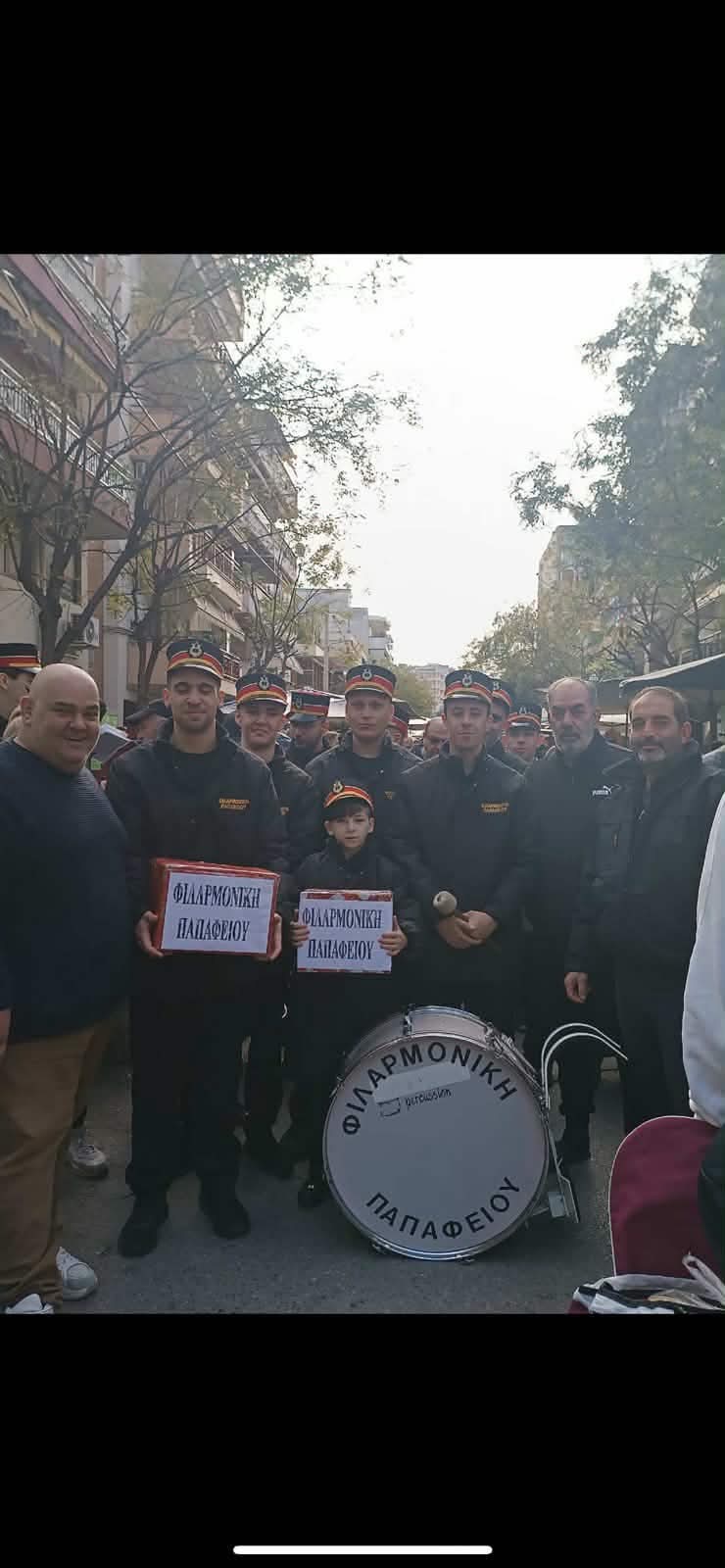 Χριστουγεννιάτικες μελωδίες «πλημμύρισαν» τη λαϊκή αγορά της Μαρτίου (VIDEO)