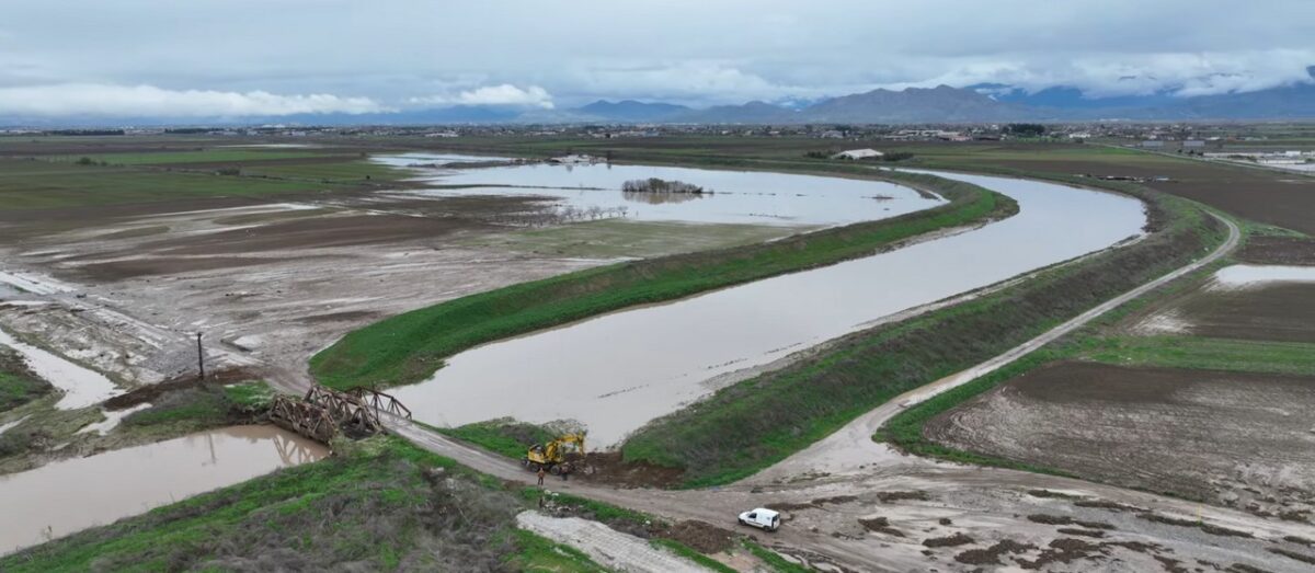 Η εικόνα που άφησε πίσω της η κακοκαιρία Byron στην Λάρισα με τις πλημμυρισμένες εκτάσεις (VIDEO)