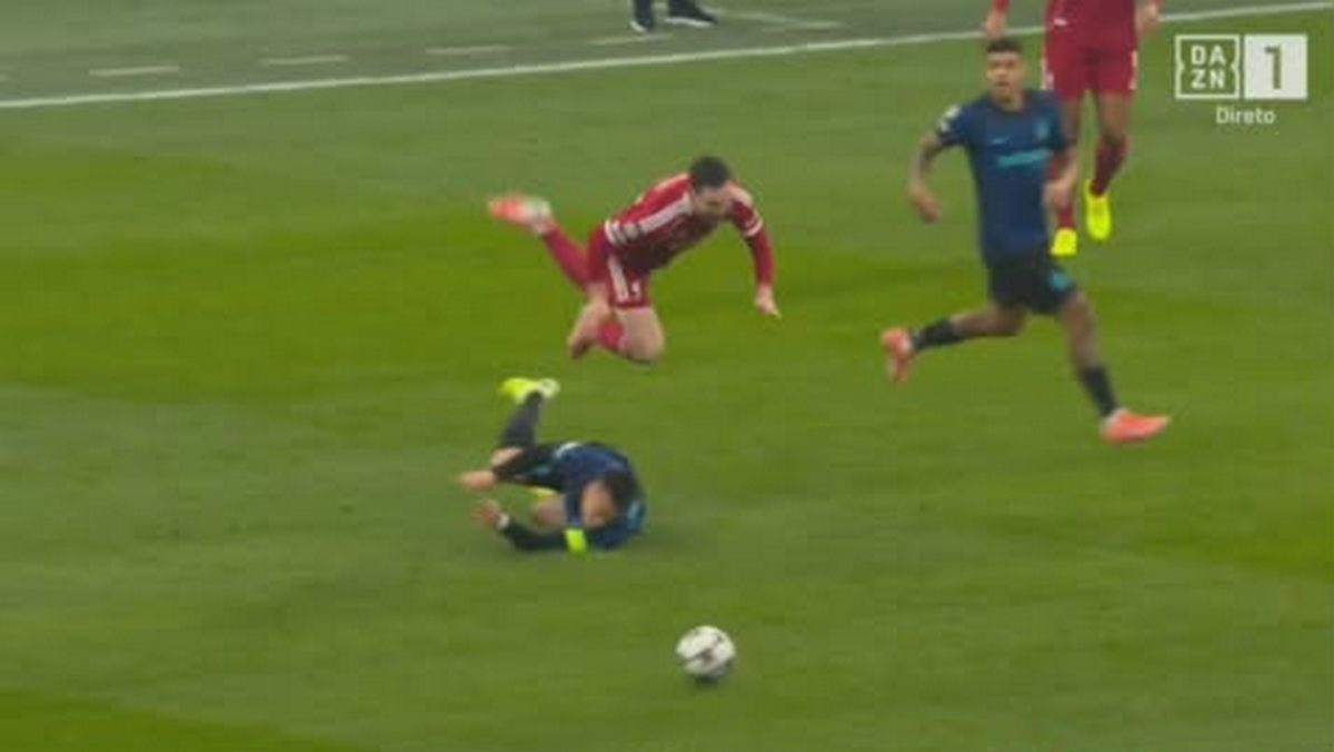 Τάκλιν-σοκ του Λαουτάρο στον Ρόμπερτσον και… μόνο κίτρινη κάρτα στον Αργεντινό (VIDEO)