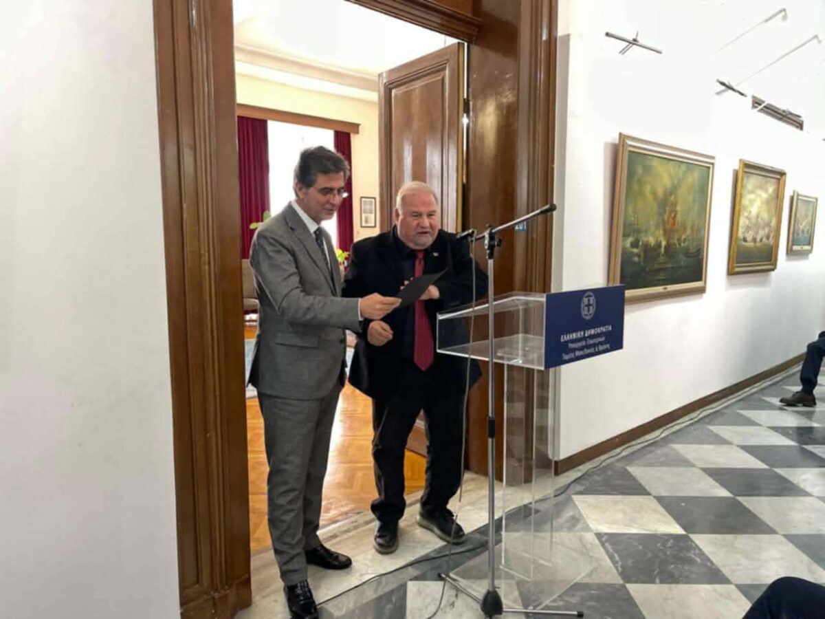 ΥΜΑΘ: Παρουσιάστηκε το λεύκωμα «Υπογραφές με σπαθί» του Πέτρου Κασιμάτη (ΦΩΤΟ)