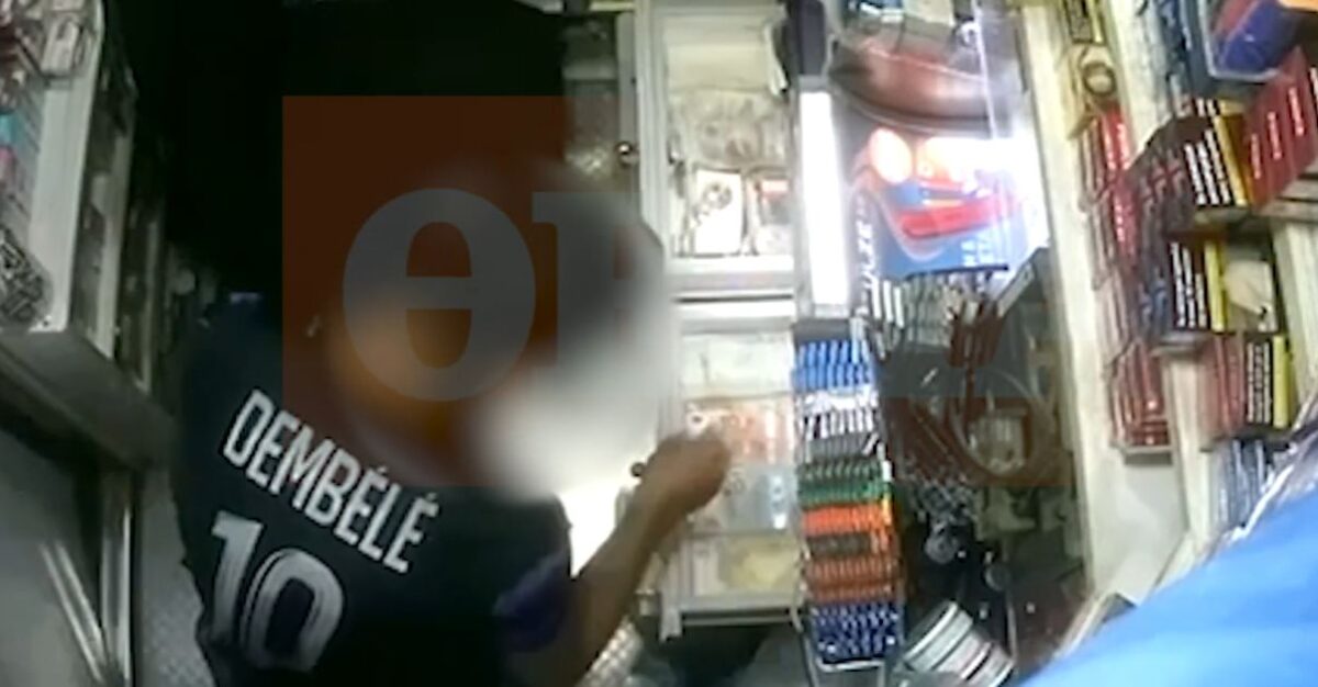 Η στιγμή που μέλος συμμορίας ανήλικων κλέβει περίπτερο – Συνελήφθησαν άλλα τρία άτομα (VIDEO)